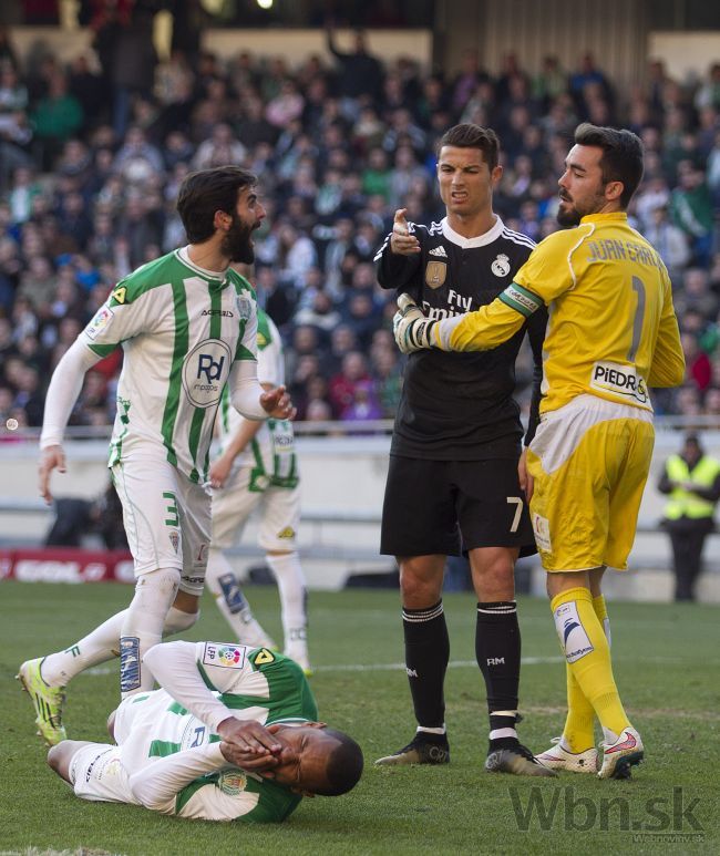 Video: Ronaldo stratil nervy, kopol a udrel do tváre súpera