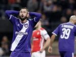 Video: Hráča v Belgicku naštvali diváci, kopol do nich loptu