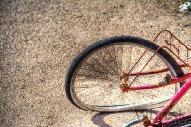 Bezcharakterný vodič zrazil cyklistku, z miesta nehody ušiel