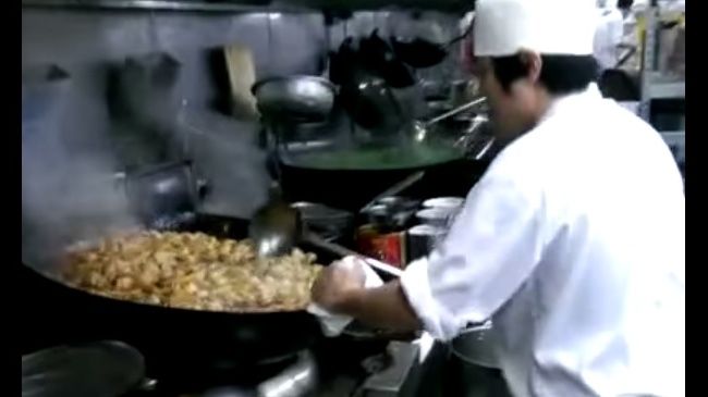 Video: Varenie vo woku pre 60 ľudí