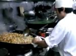 Video: Varenie vo woku pre 60 ľudí