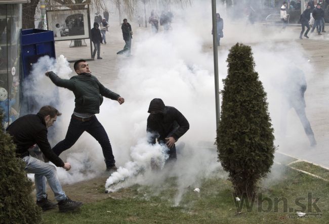 Video: Kosovčania sa búria, násilne protestovali proti vláde