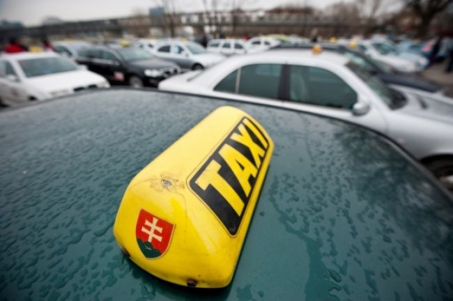 Muž s tromi promile v Snine taxikára ohrozoval zbraňou