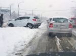 Autobus vrazil do kamióna, doprava sa po snežení upokojuje