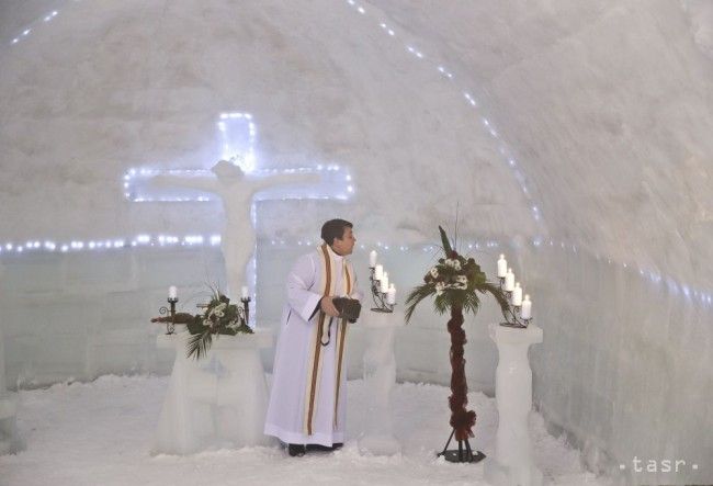 Video: Kostol z ľadu v horách Rumunska - dostanete sa tam iba lanovkou