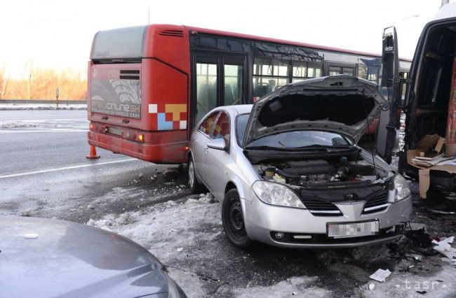 Bratislava: Zrážka autobusu, dodávky a dvoch áut