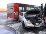 Bratislava: Zrážka autobusu, dodávky a dvoch áut