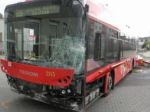 V Bratislave sa zrazil autobus s dodávkou a dvomi autami