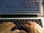 Pozor na podvodné e-maily! Hackeri chcú získať prístup k internetbankingu