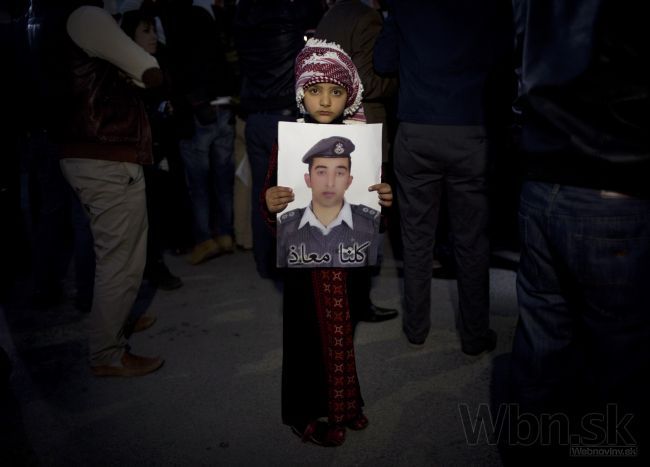 Islamský štát zverejnil fotografie, upálil zajatého pilota