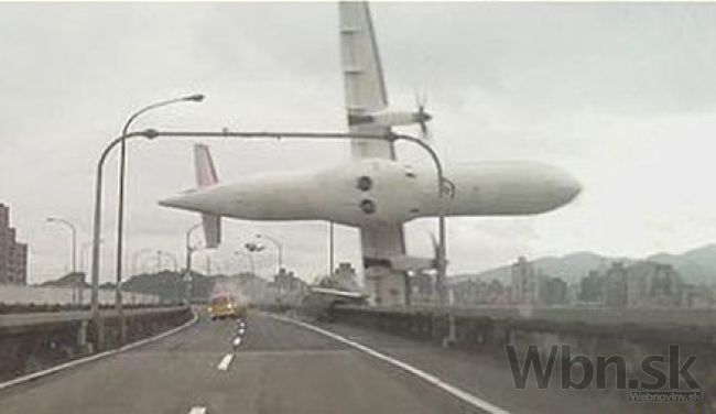 Video: Taiwanské lietadlo spadlo do rieky, obetí je 32