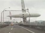 Video: Taiwanské lietadlo spadlo do rieky, obetí je 32
