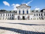 Exprezidentom Slovenska sa zvýši renta o stovky eur