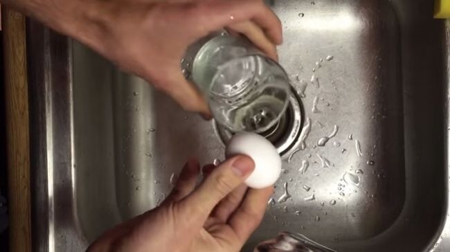 Video: Ako ošúpať vajce na tvrdo za pár sekúnd