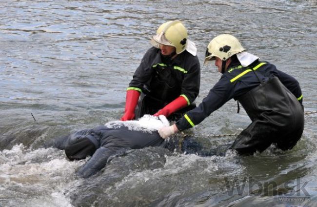 Vo Váhu našli mŕtvolu v rozklade, polícia zisťuje totožnosť