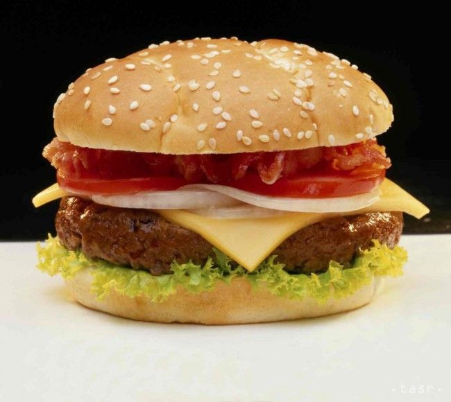 Vodiča hnal 186-kilometrovou rýchlosťou hlad, chcel cheeseburger