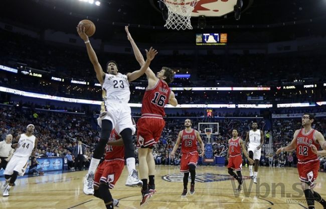 Video: Bulls využili zranenie Davisa, Dallas otočil zápas