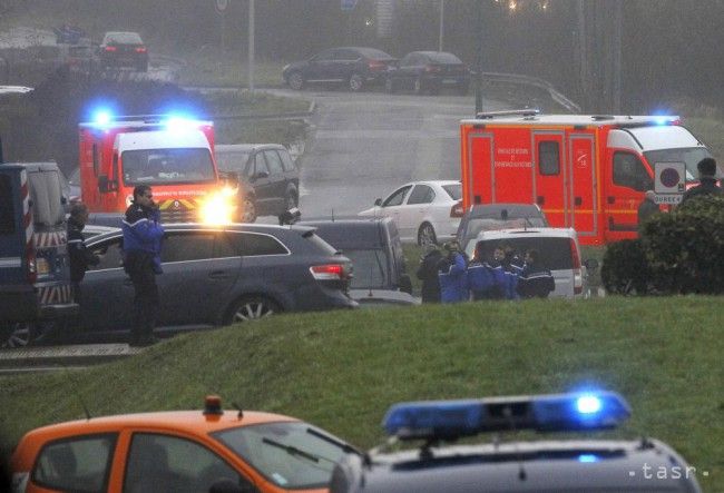 Ďalší útok vo Francúzsku: Maskovaní muži strieľali na policajtov