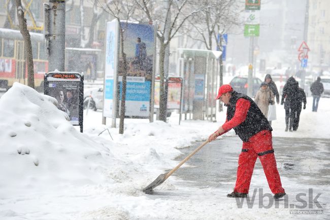 Sneh komplikuje mestskú dopravu v Bratislave