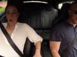 Video: Ako reagujú ľudia na prudké zrýchlenie auta