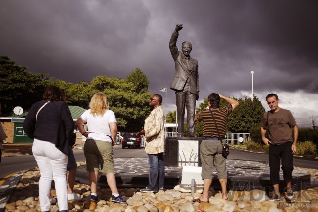 Nelson Mandela opustil pred štvrťstoročím priestory väznice