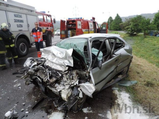 Nákladiak sa zrazil s autom. Vyhasol mladý život