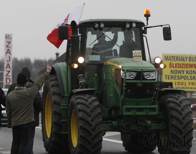 Stovky roľníkov zablokovali traktormi Varšavu