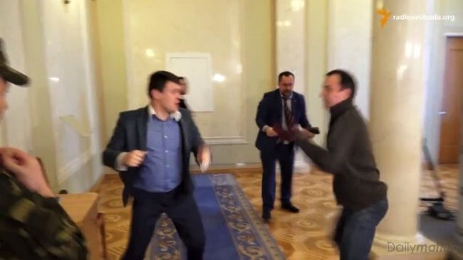 Video: Parlamentná bitka na Ukrajine
