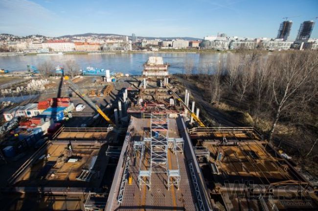 Na Dunaji presmerujú lode, začnú stavať pilier mosta