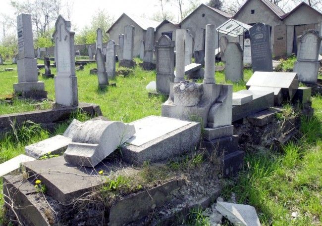 Stovky zničených židovských hrobov. Francúzsko hľadá páchateľa