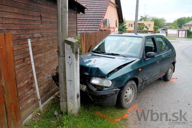 Tragické ráno v Bratislave, vodič zahynul po náraze do stĺpa