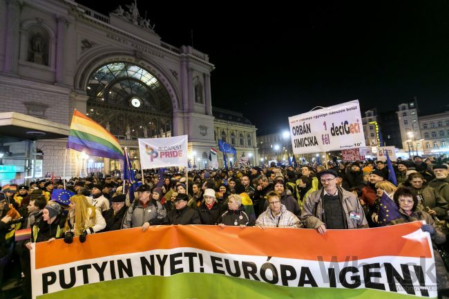 Stovky Maďarov protestovali proti návšteve Putina