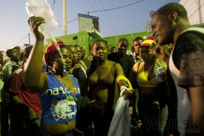 Video: Na karnevaloch v Haiti a Brazílii zabíjala elektrina