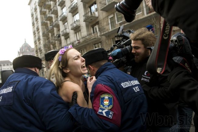 Video: Putin choď domov, kričala polonahá žena v Budapešti