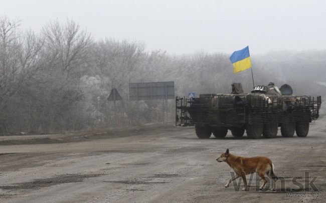 Stovky ukrajinských vojakov sa vzdávajú a opúšťajú Debaľceve