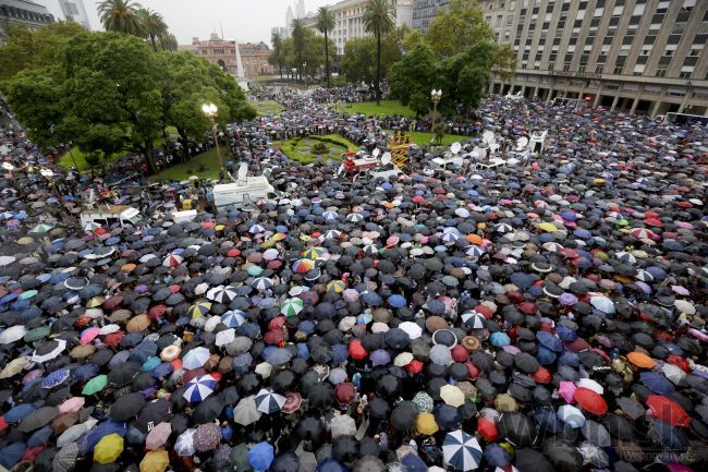 Argentínčania demoštrujú, chcú objasnenie smrti prokurátora
