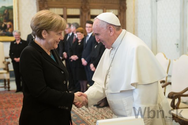 Pápež hovoril s Merkelovou, rozoberali Ukrajinu i chudobu