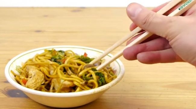 Video: Trik, ako jesť s čínskymi paličkami