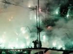 Video: Šialenstvo v Grécku, počas zápasu lietali svetlice
