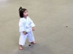 Video: Trojročné dievčatko pred tréningom taekwondo