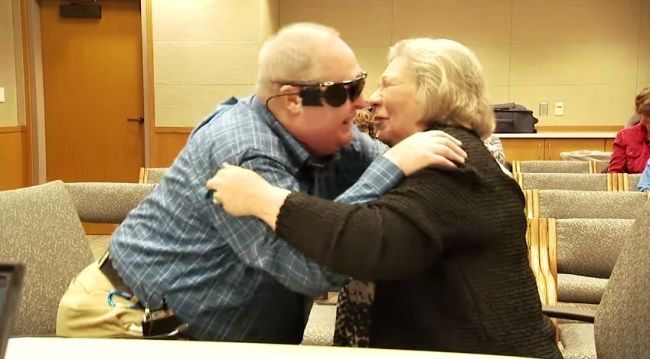 Video: Slepý muž po rokoch uvidí. Sledujte jeho reakciu