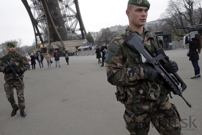 Francúzi sú v pohotovosti, nad Parížom opäť lietali drony