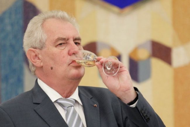 Rozjarený Zeman: Smrť abstinentom a vegetariánom!