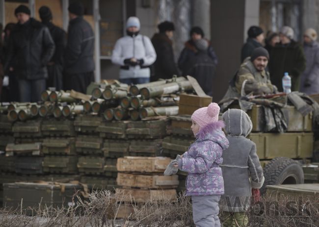 Boje na Ukrajine ustali, armáda začala sťahovať ťažké zbrane