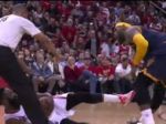 Video: LeBron okúsil zákernosť, dostal kopačku do rozkroku