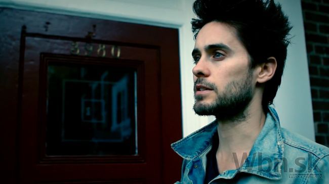 Jared Leto sa pre nový film vzdal dlhých vlasov a brady