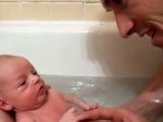 Video: Prvé kúpanie s oteckom