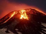 Video: Sopka v Čile chrlí lávu, museli evakuovať tisíce ľudí