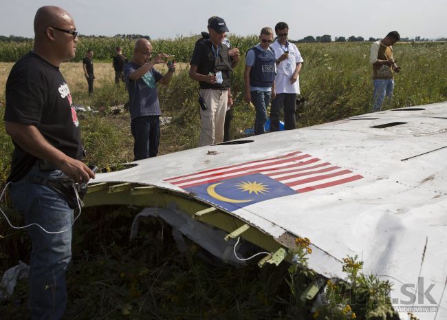 Rodinám obetí zostreleného Boeingu 777 ukázali trosky stroja