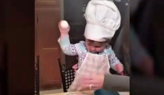 Video: 16-mesačná nádejná kuchárka